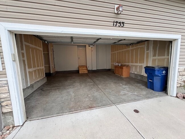 Building Photo - Beautiful Remodeled 3 Bedroom End Unit Tow...