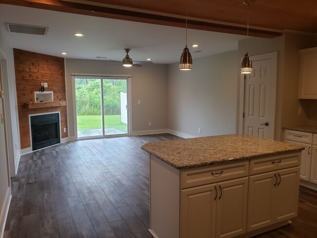Building Photo - Lovely 2 bedroom 2 bath unfurnished home located in the Pine Ridge Community - Holly Ridge