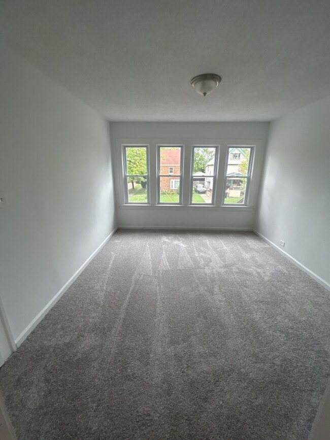 Building Photo - Charming 5-Bedroom Property in Prime Location