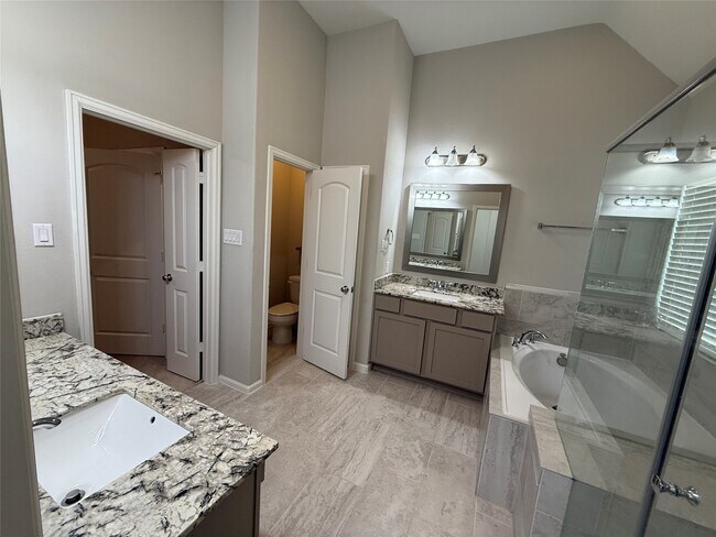 Building Photo - 2018 Royal Landing Dr