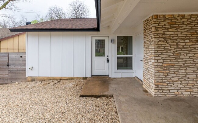 Building Photo - 1205 Dobie Dr