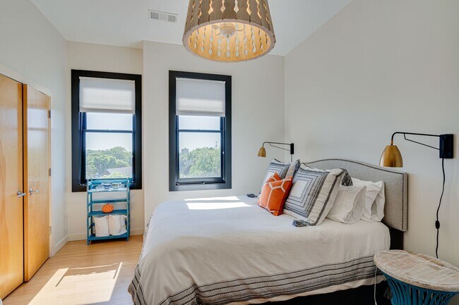 Building Photo - Stunning 3BR/2.5BA Condo in Prime Belmont/...