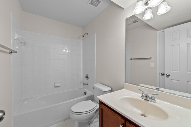 Building Photo - Embrace Elegant Living in Gainesville!