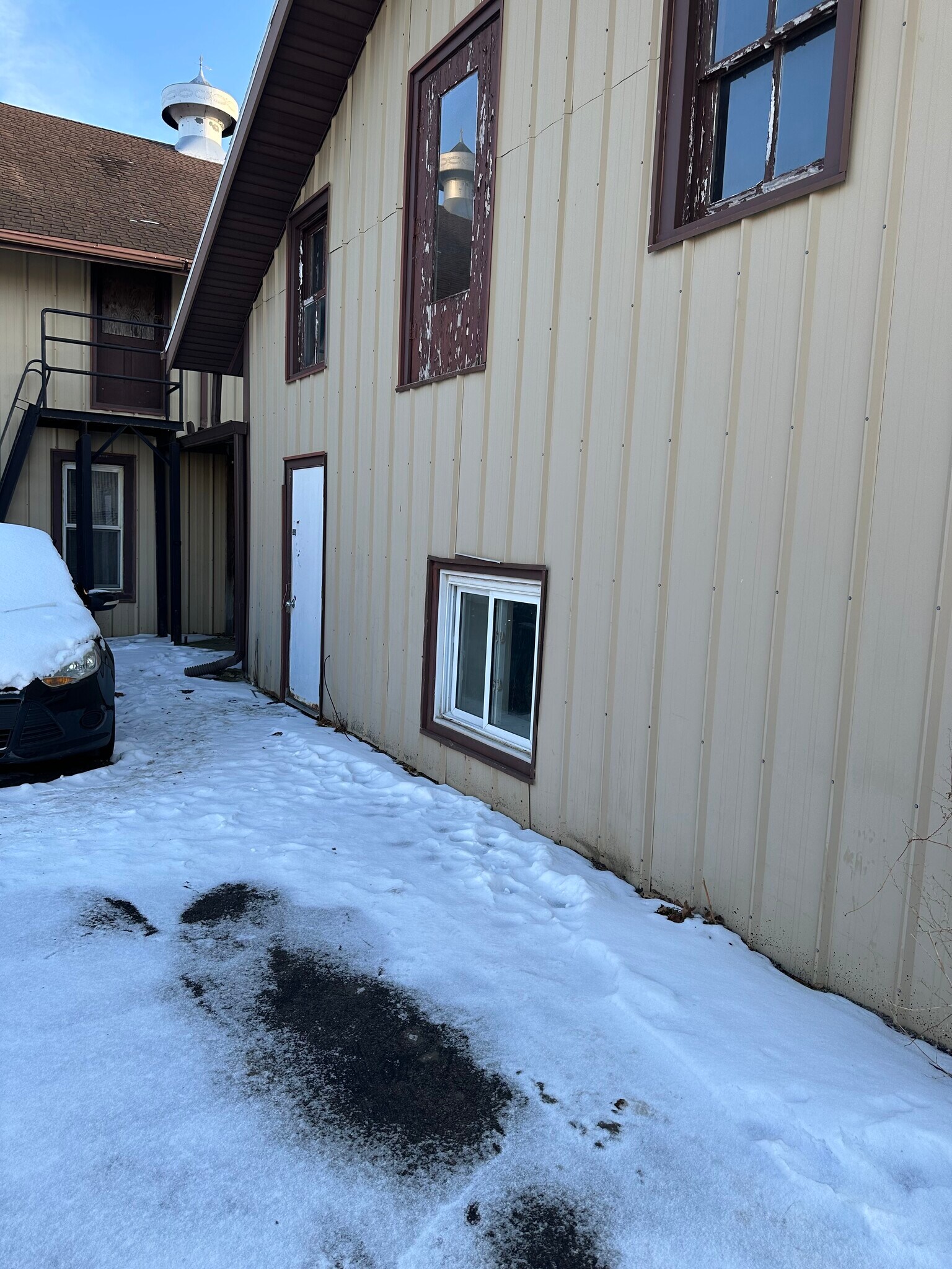 Building Photo - 305 W Railroad St