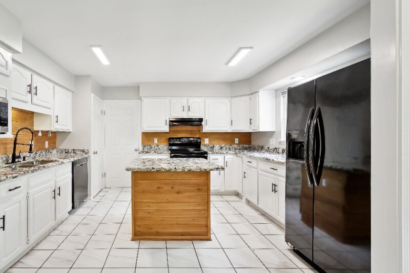 Building Photo - 18030 Derbes Dr