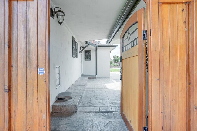 Building Photo - 1338 Thais Ln