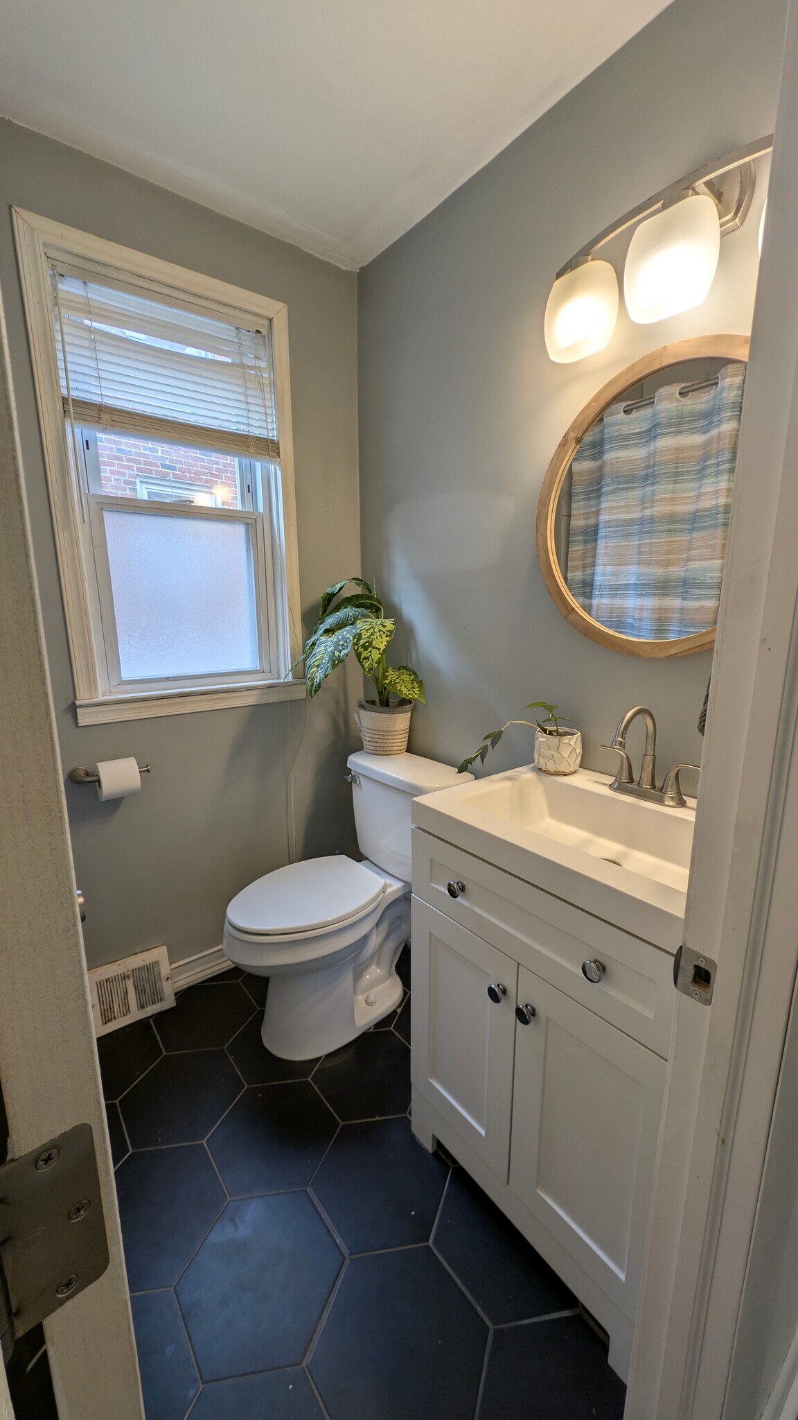 Building Photo - 7038 Valley Ave