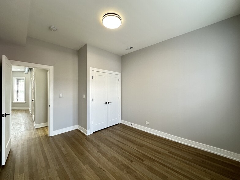 Building Photo - 3834 N Wilton Ave