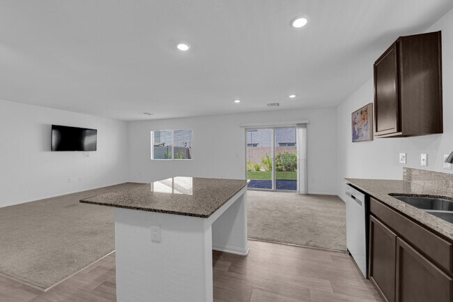 Building Photo - Don't miss out on this cozy 3-bedroom, 2-s...