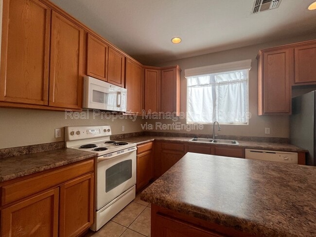 Building Photo - 14707 W Poinsettia Dr