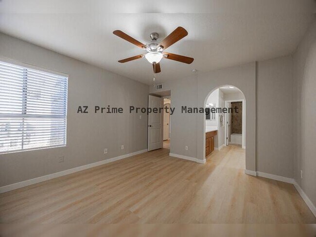 Building Photo - 1880 E Morten Ave