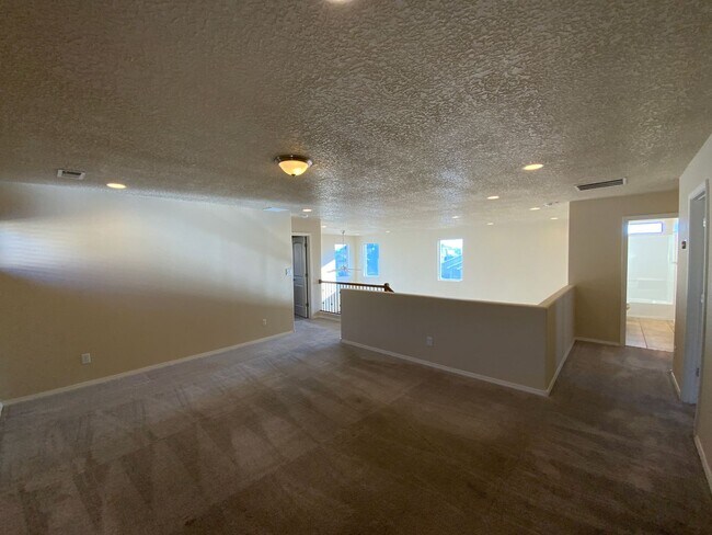 Building Photo - 4 Bedroom Home Available Near Golf Course ...