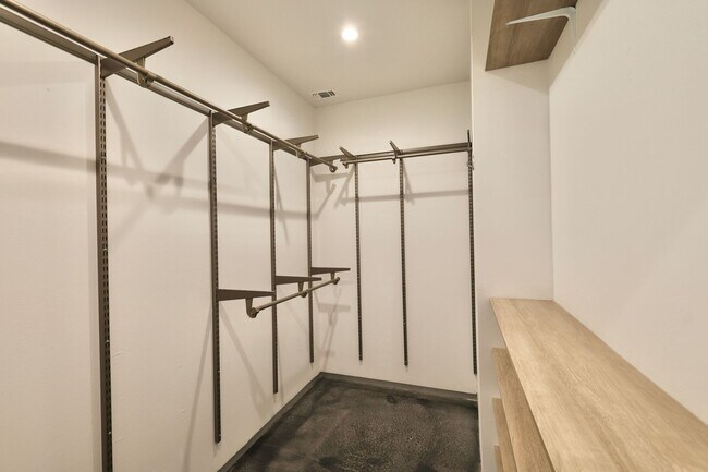 Building Photo - 902 Montana St