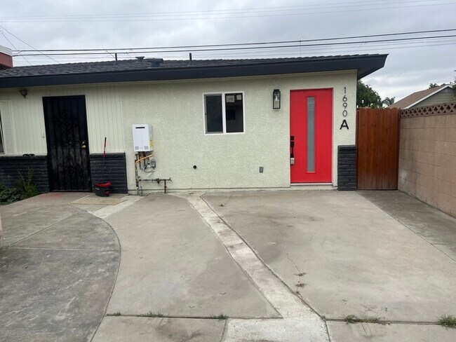 Building Photo - Brand new constructed! Triplex, 2 bedroom 1 bath