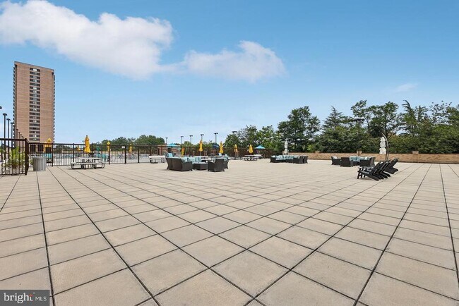Building Photo - 3709 S George Mason Dr