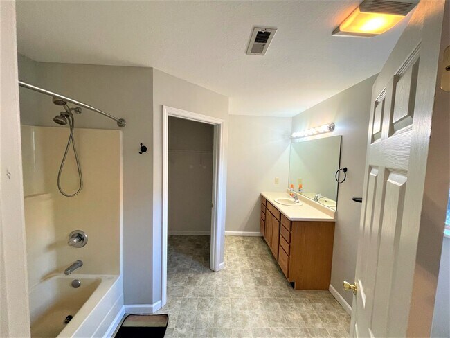 Building Photo - 1039 Willow Creek Cir