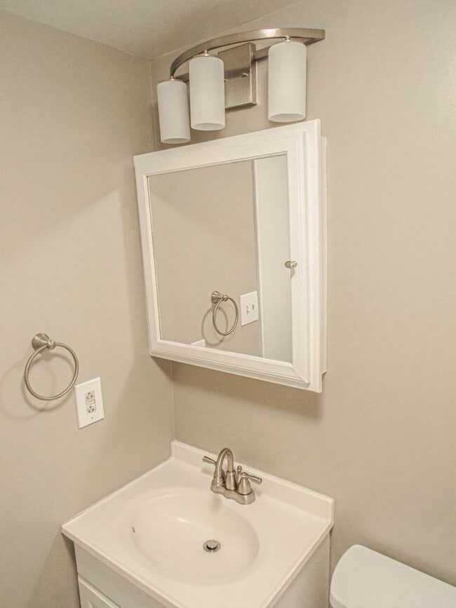 Building Photo - Bright and Modern 1 Bed 1 Bath Condo With ...