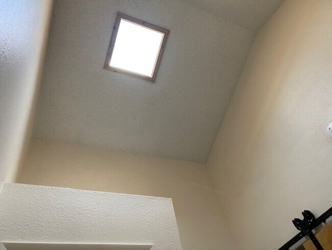 Building Photo - 2 bedroom, 1.5 bath Townhome  $1600/month