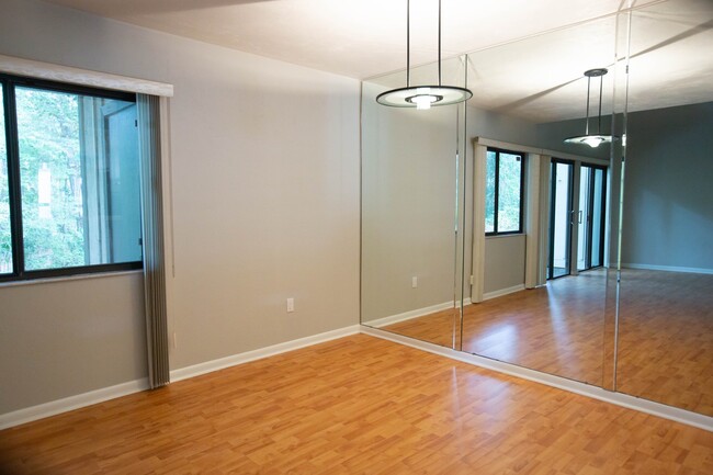 Building Photo - Charming 2B/2B Townhome with Loft in Prime...