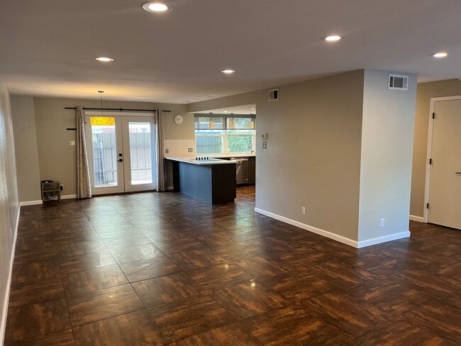 Building Photo - 2 Bed 3 Bath Townhouse on the golf course!