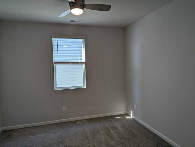 Building Photo - 1017 Midpoint Ln