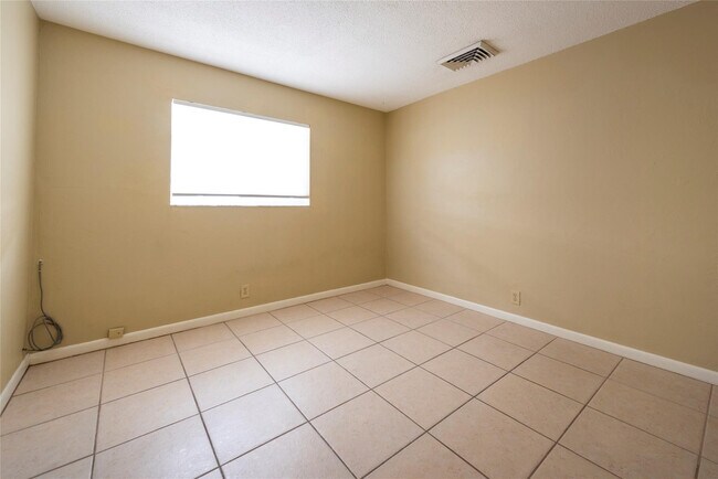 Building Photo - 930 Mandarin Is