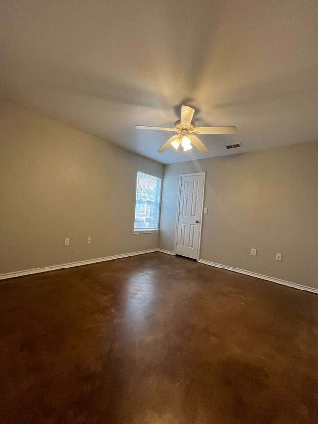 Building Photo - Pre-Leasing for Summer/Fall 2026 - Great 3/3/2 on quiet cul-de-sac street