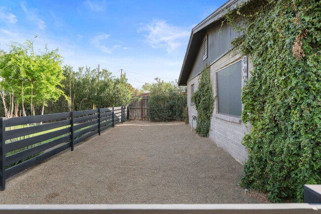 Building Photo - 4403 N 13th Pl