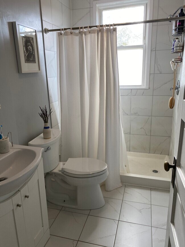 Building Photo - 425 W 3rd Ave