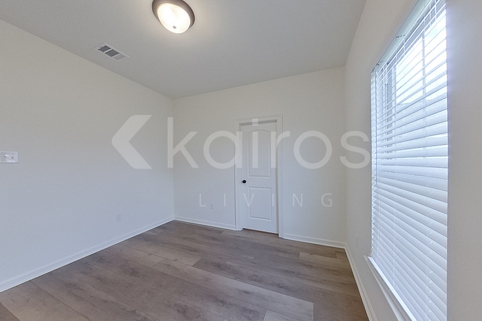 Building Photo - 118 Rainfall Ln