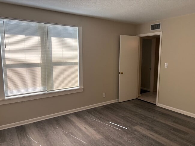 Building Photo - 2 Bedroom 1.5 Bath 2 Story Townhouse