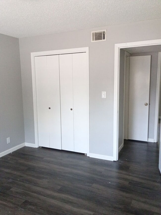 Building Photo - 2 bedroom 1 bath apt
