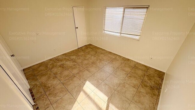 Building Photo - 2 bedroom 1.5 bathroom townhome near shopping centers and hospital! Located in the 93305 zip code...