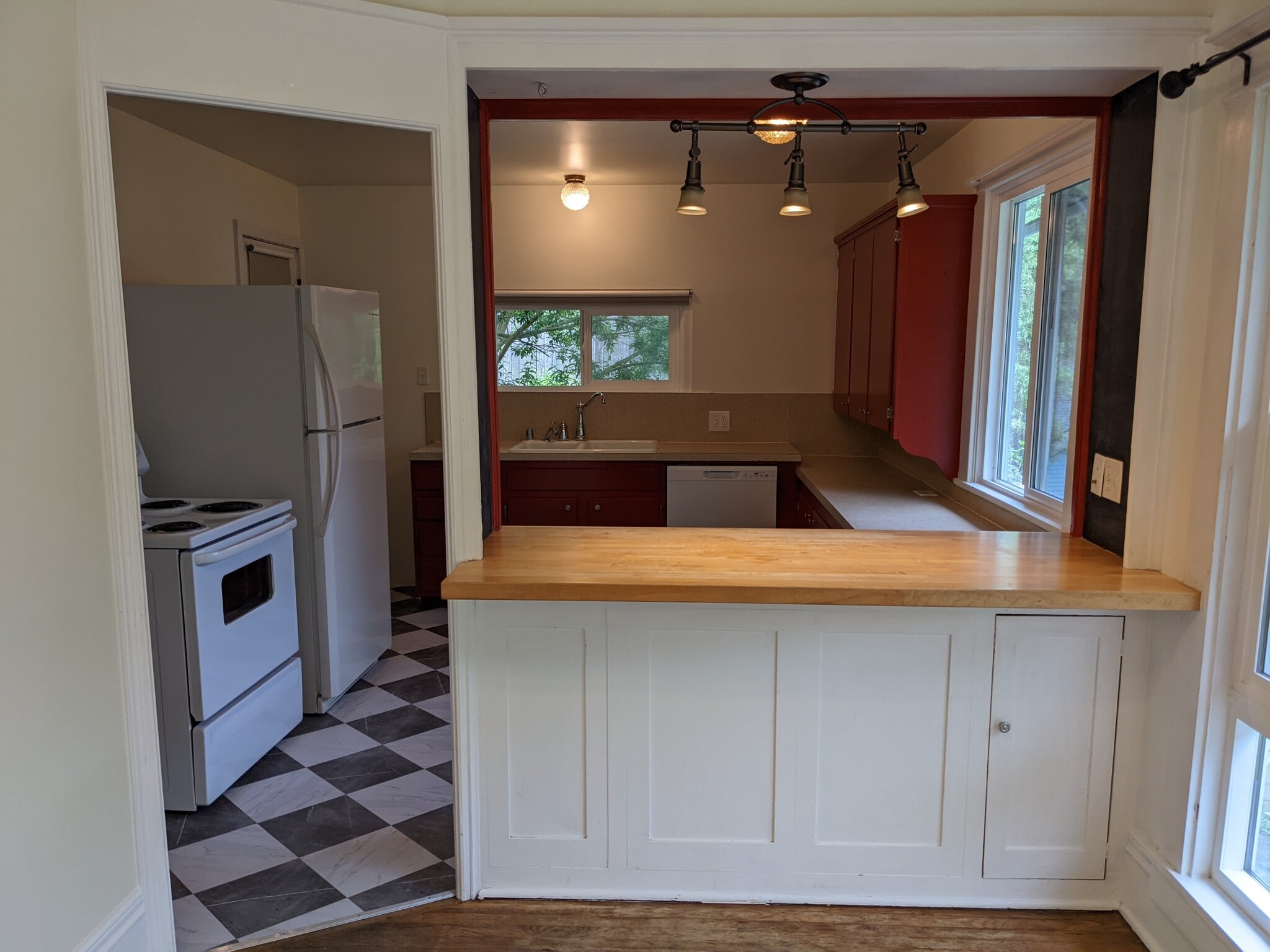 Kitchen - 406 E Ivy St