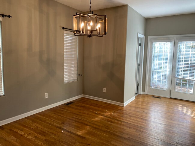 Building Photo - Ridge Crest subdivision home with fenced y...