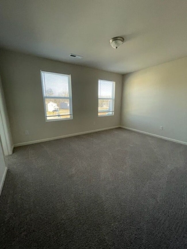 Building Photo - ****** HALF OFF FIRST FULL MONTH OF RENT!! ******