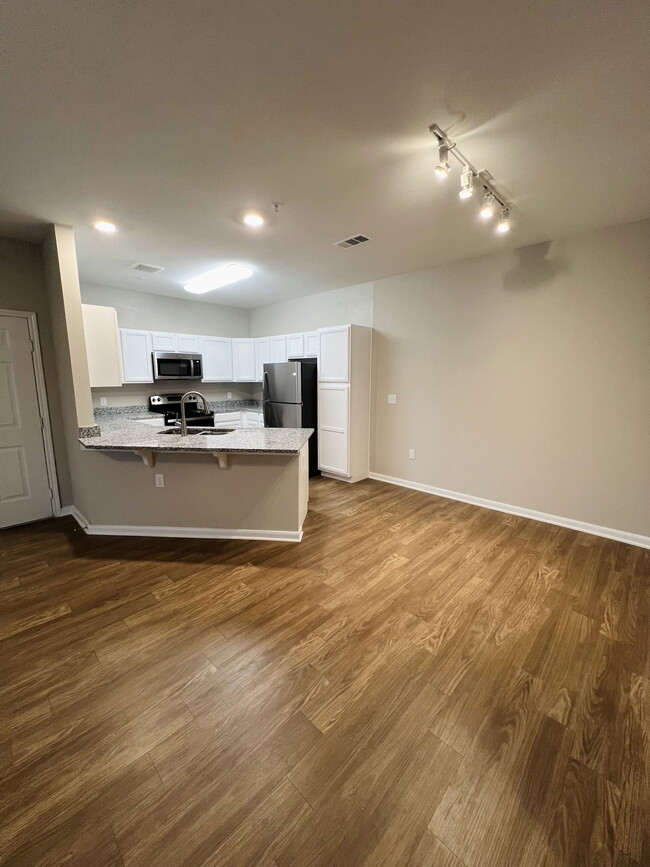 Building Photo - 400 Willow Grv Wy