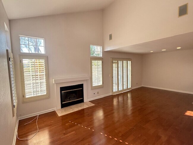 Building Photo - Conveniently located home in Irvine