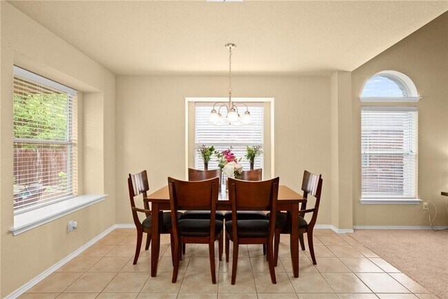 Building Photo - 921 Gentry Dr