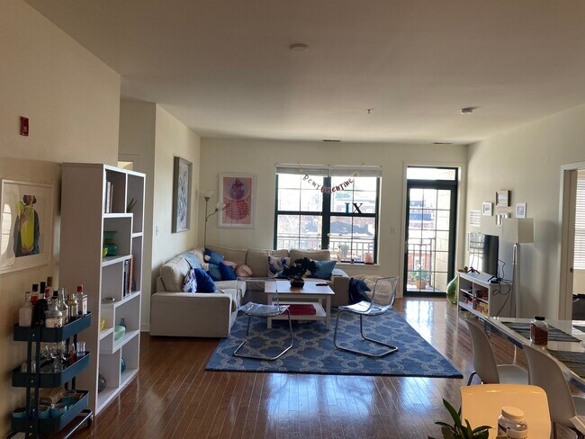 Open Living Area - 3201 Saint Paul St