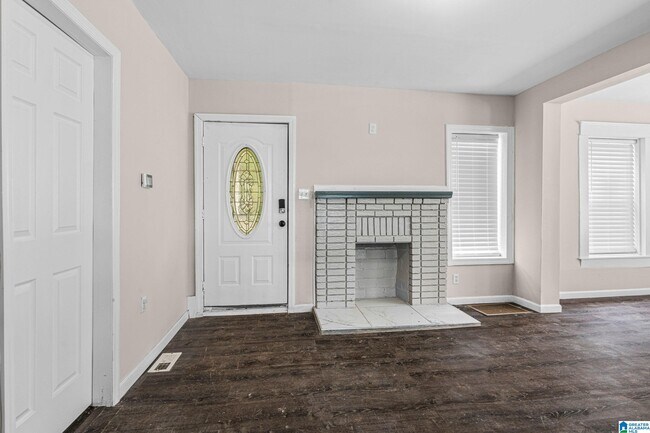 Building Photo - 528 10th Ct W