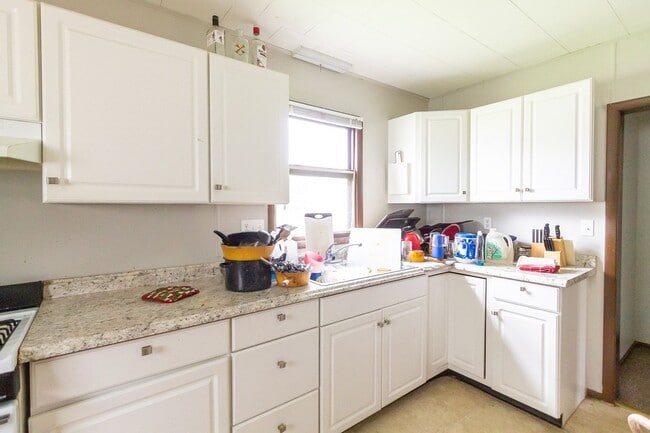 Building Photo - Close to Campus