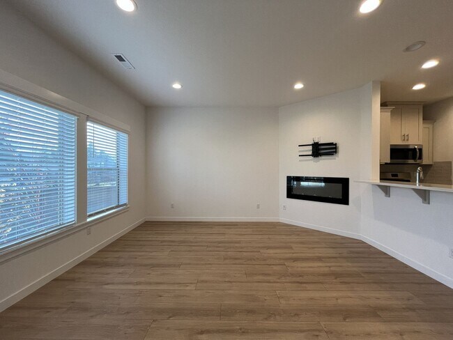 Building Photo - Gorgeous 3BR Home with Open Main Level & Large Primary Suite