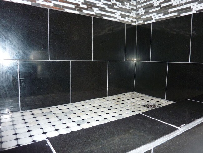 Building Photo - Premium One-Bedroom Condo Near UTK – Walk to Class, Law School & Neyland Stadium