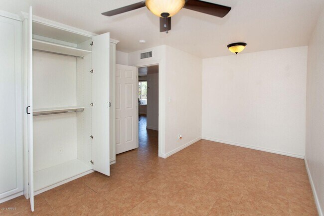 Building Photo - 3228 W Lisbon Ln