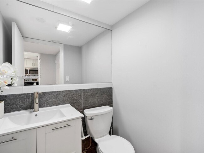 Building Photo - 540 Brickell Key Dr