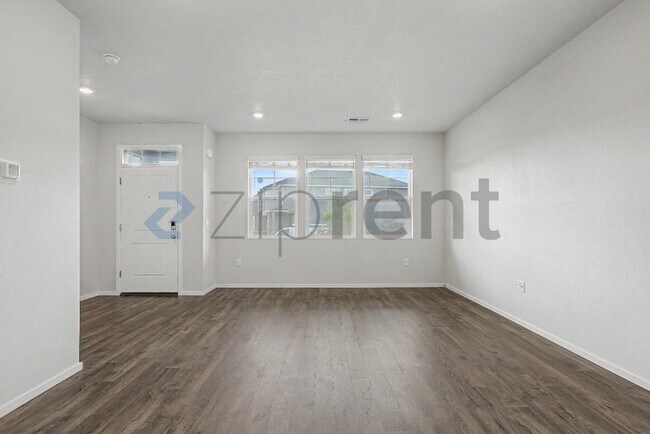 Building Photo - 555 Stoller St