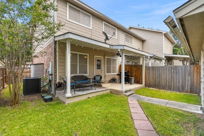 Building Photo - Stylish Townhome Living in Oak Creek