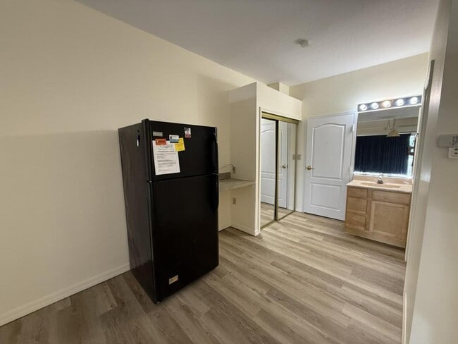 Building Photo - 2180 Country Club Dr