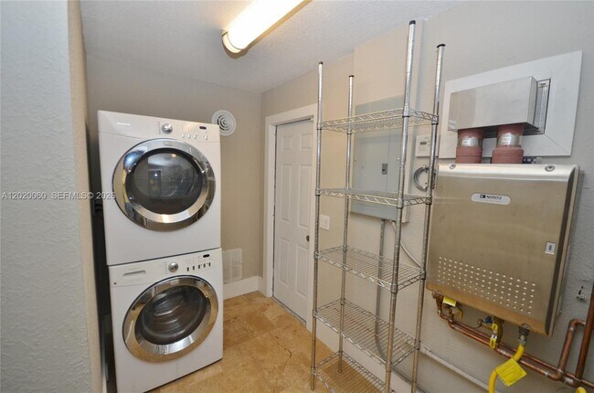 Building Photo - 14001 Cypress Ct